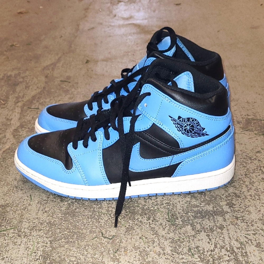 Pre-owned AirJordan 1 Mid University Blue/ Black  High-Top Sneakers